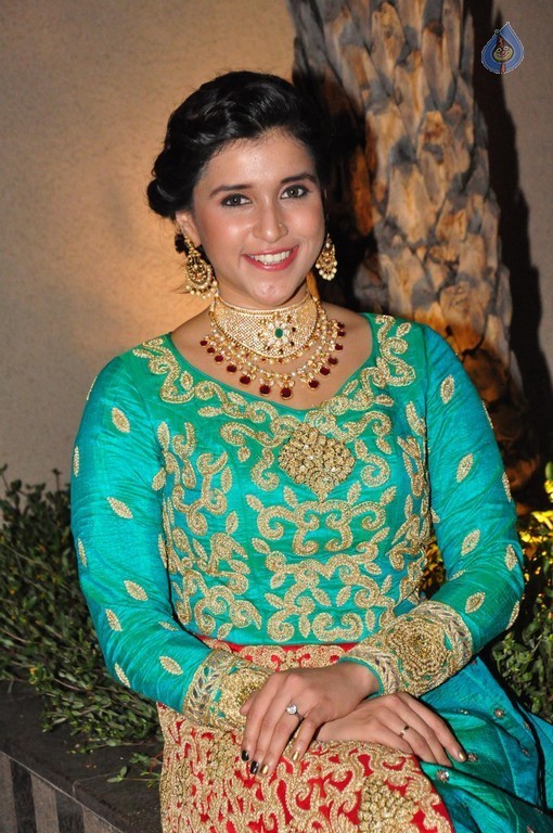 Mannara Chopra Latest Gallery - 26 / 40 photos