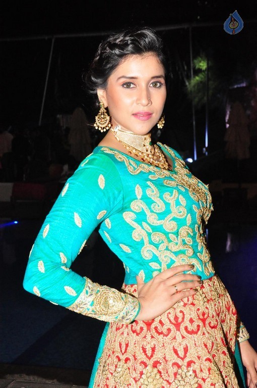 Mannara Chopra Latest Gallery - 28 / 40 photos