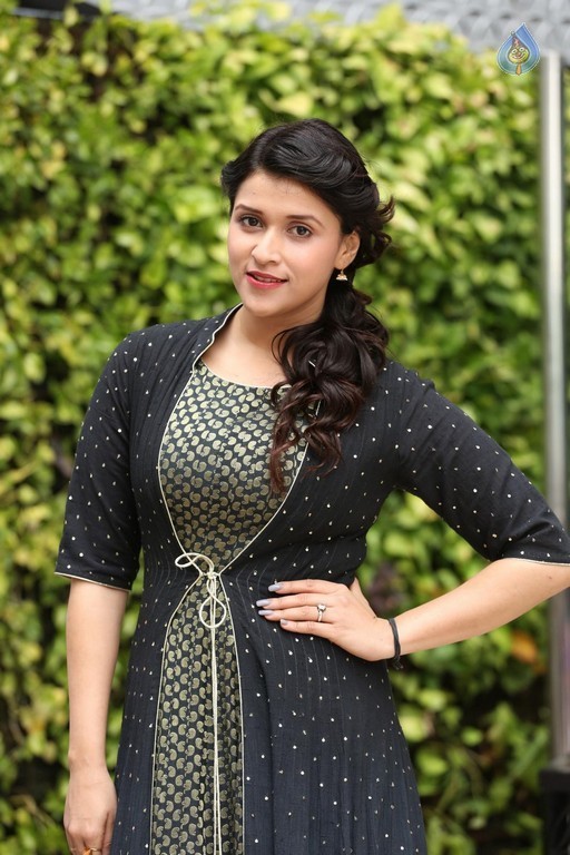 Mannara Chopra Latest Gallery - 14 / 42 photos