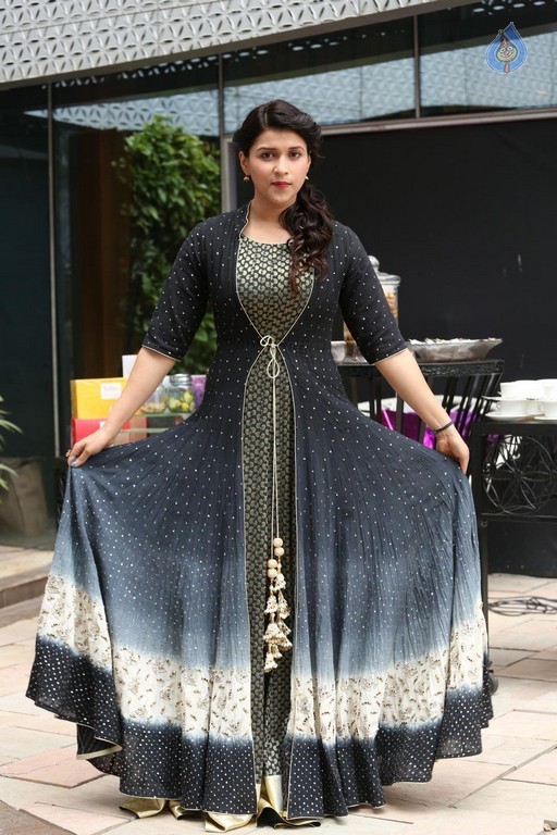 Mannara Chopra Latest Gallery - 21 / 42 photos