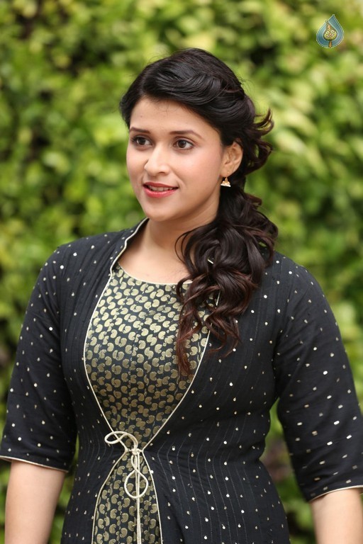 Mannara Chopra Latest Gallery - 24 / 42 photos