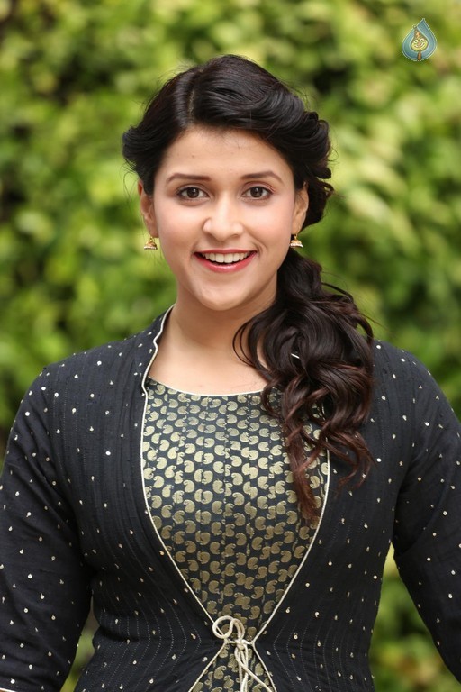 Mannara Chopra Latest Gallery - 32 / 42 photos