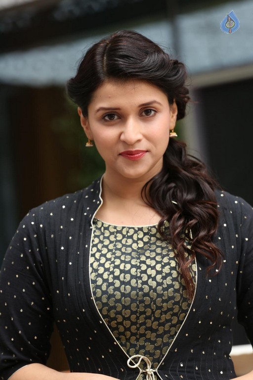 Mannara Chopra Latest Gallery - 33 / 42 photos