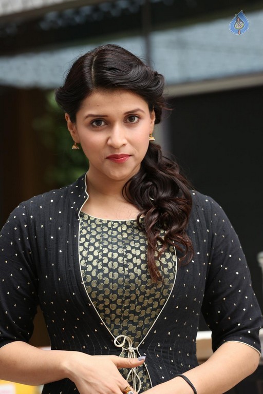 Mannara Chopra Latest Gallery - 41 / 42 photos