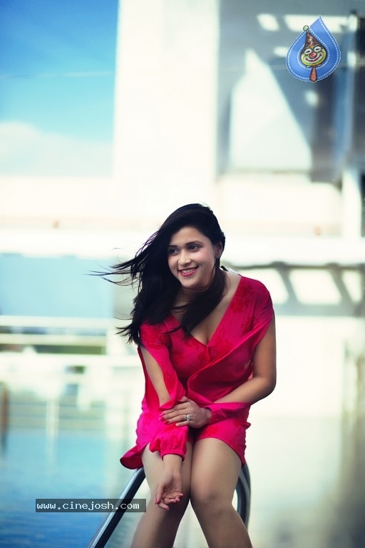 Mannara Chopra Latest Pics - 6 / 8 photos