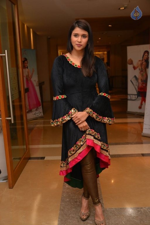 Mannara Chopra New Photos - 8 / 37 photos