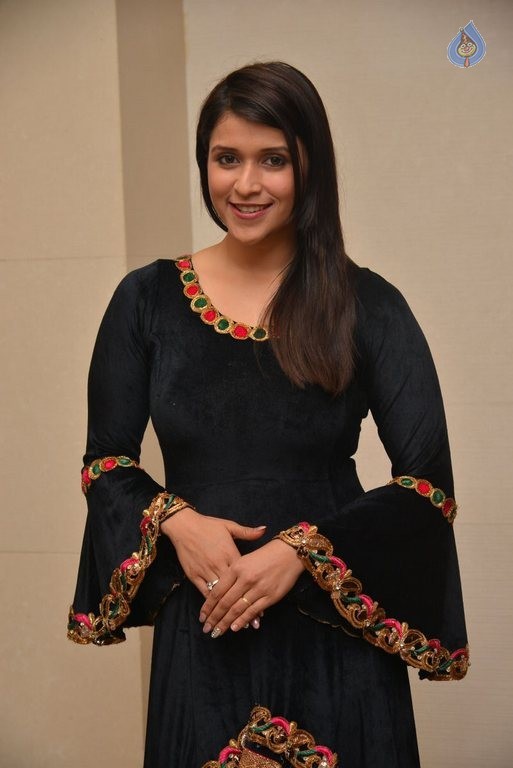 Mannara Chopra New Photos - 11 / 37 photos