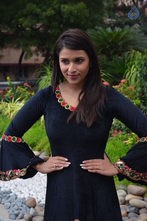 Mannara Chopra New Photos - 12 / 37 photos