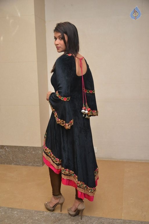 Mannara Chopra New Photos - 13 / 37 photos