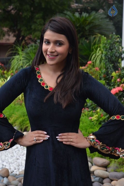 Mannara Chopra New Photos - 18 / 37 photos