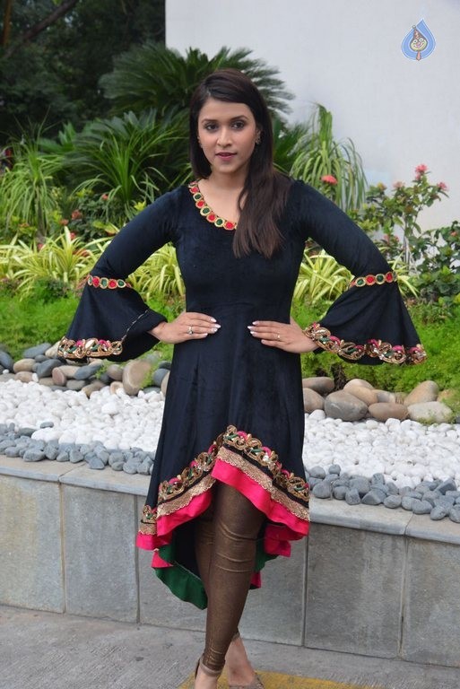Mannara Chopra New Photos - 19 / 37 photos