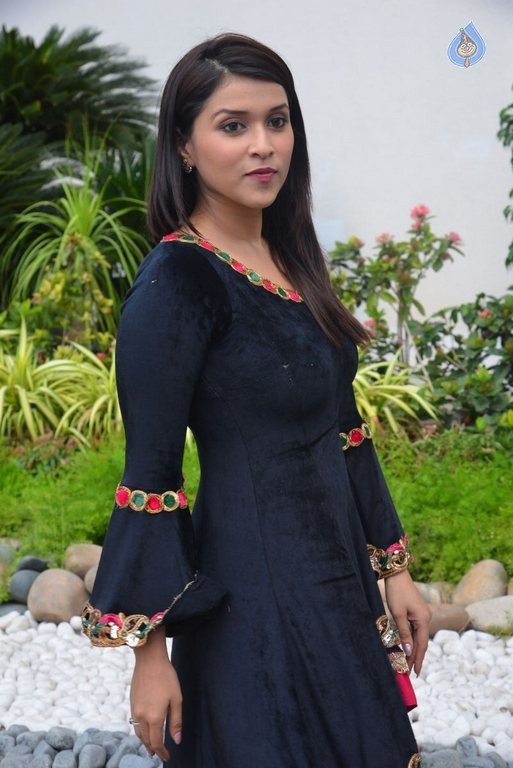 Mannara Chopra New Photos - 21 / 37 photos