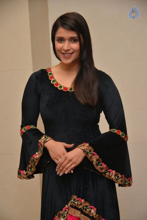 Mannara Chopra New Photos - 22 / 37 photos