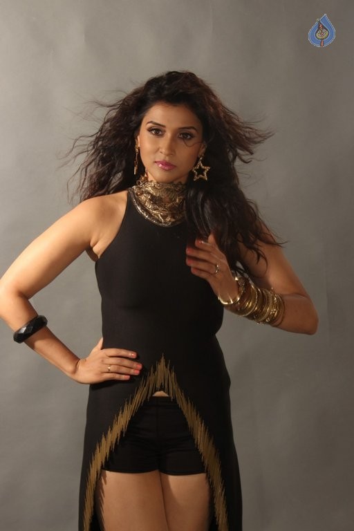 Mannara Chopra Photo Shoot Photos - 11 / 42 photos