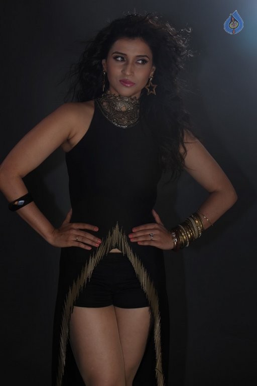 Mannara Chopra Photo Shoot Photos - 15 / 42 photos