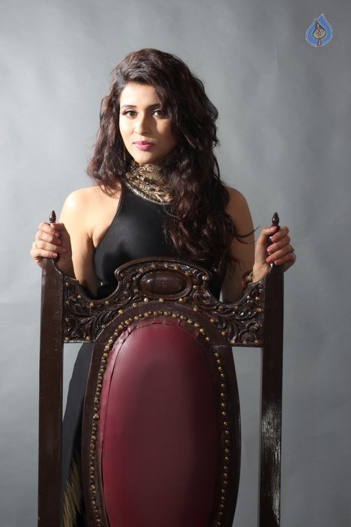Mannara Chopra Photo Shoot Photos - 19 / 42 photos