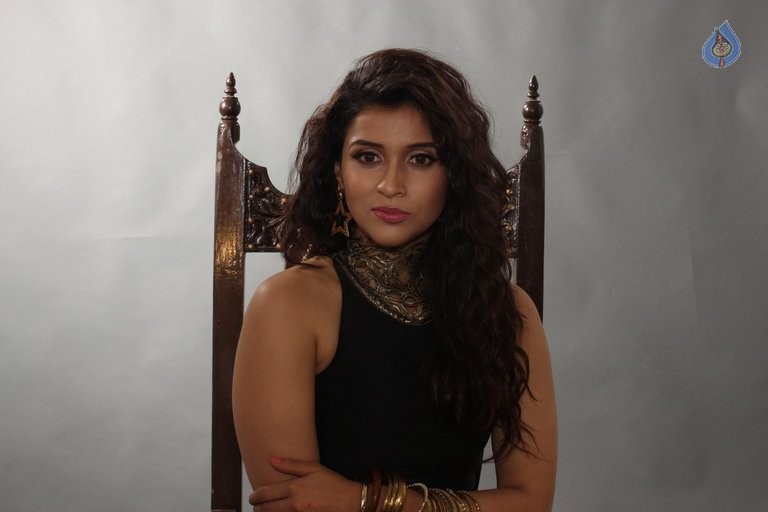 Mannara Chopra Photo Shoot Photos - 36 / 42 photos