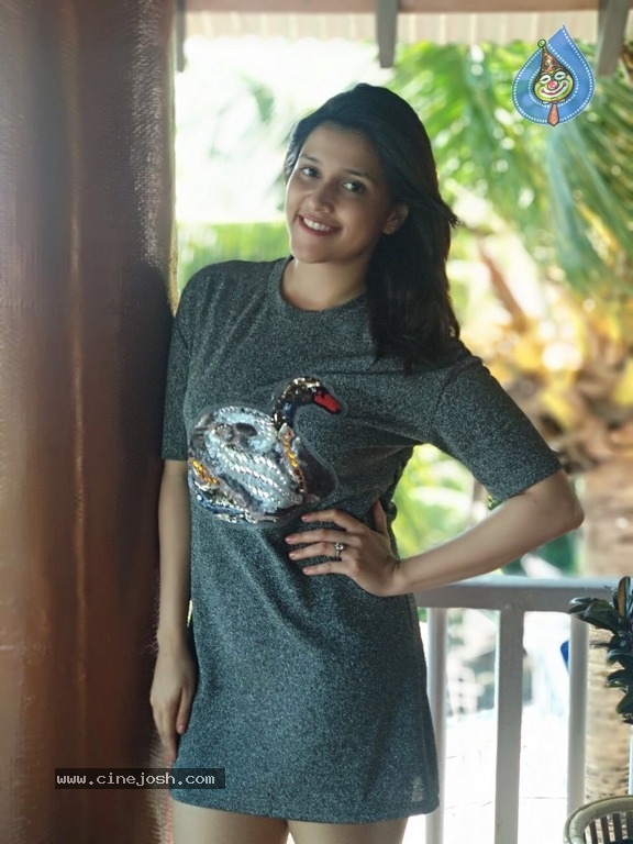 Mannara Chopra Photos - 2 / 15 photos