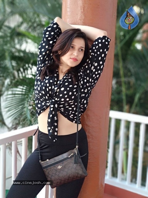 Mannara Chopra Photos - 11 / 15 photos