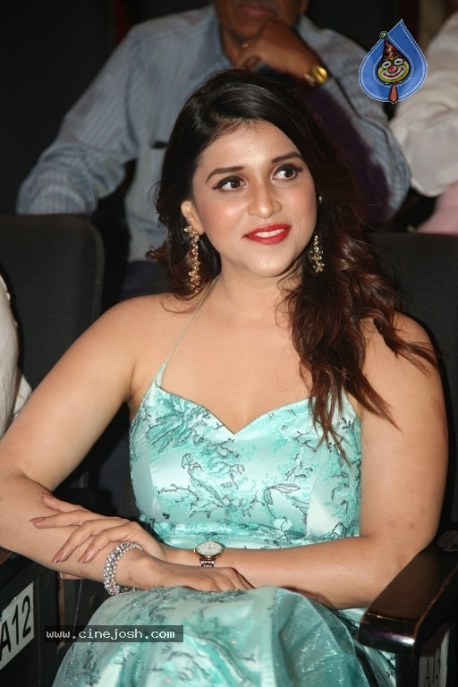 Mannara Chopra Photos - 14 / 20 photos