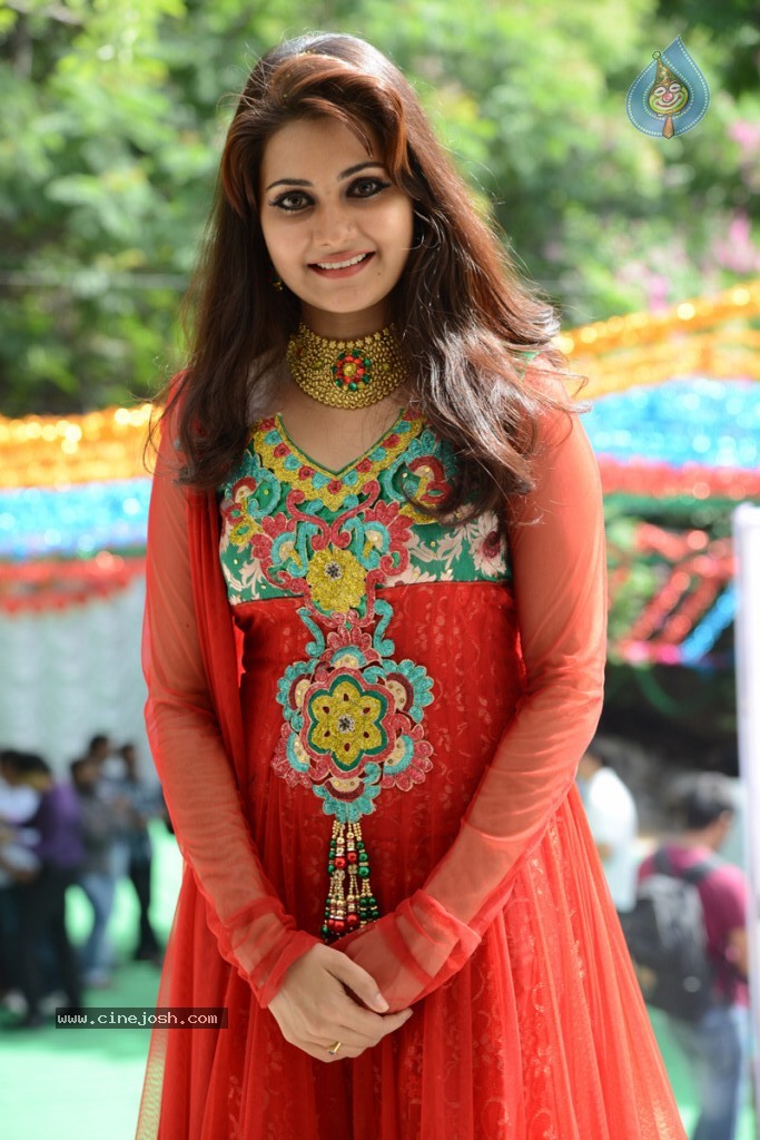 Mano Chitra New Stills - 31 / 77 photos