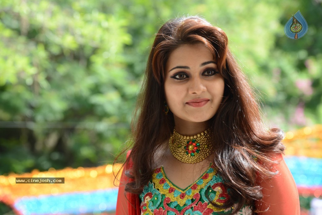 Mano Chitra New Stills - 45 / 77 photos