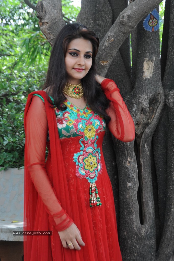 Mano Chitra New Stills - 52 / 77 photos