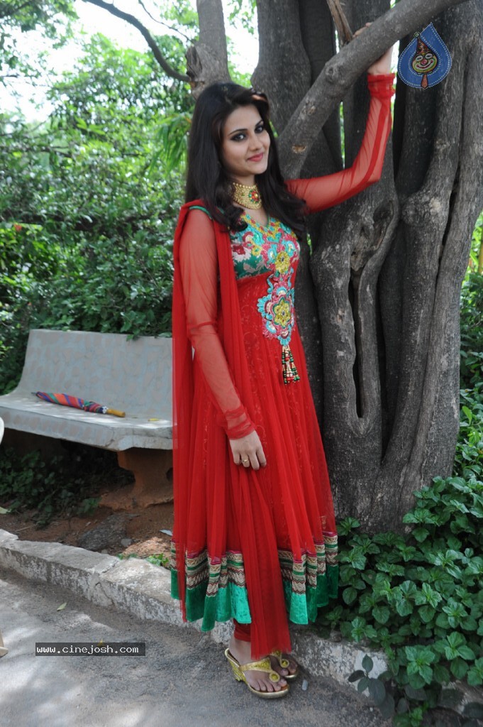 Mano Chitra New Stills - 54 / 77 photos