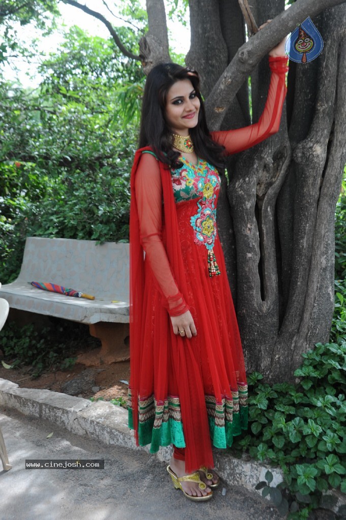 Mano Chitra New Stills - 72 / 77 photos