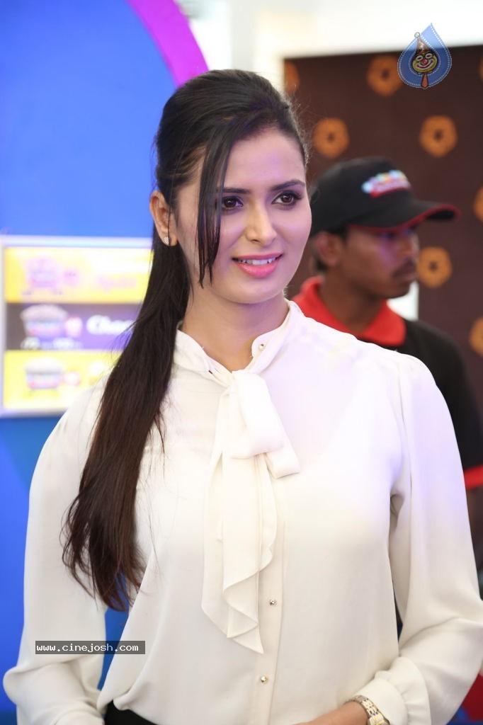 Meenakshi Dixit Latest Stills - 40 / 65 photos