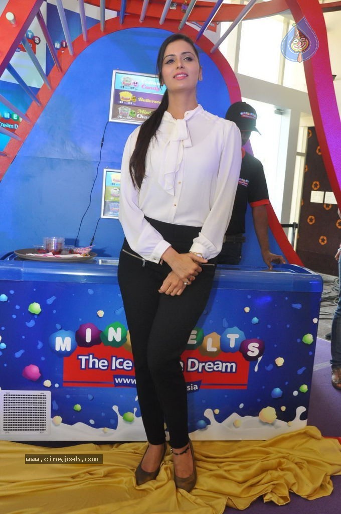 Meenakshi Dixit Latest Stills - 42 / 65 photos