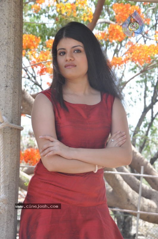 Meenakshi Stills - 75 / 99 photos