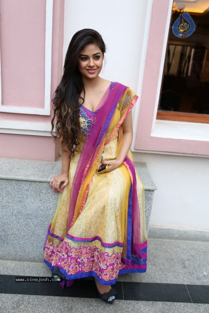 Meera Chopra Latest Stills - 36 / 74 photos