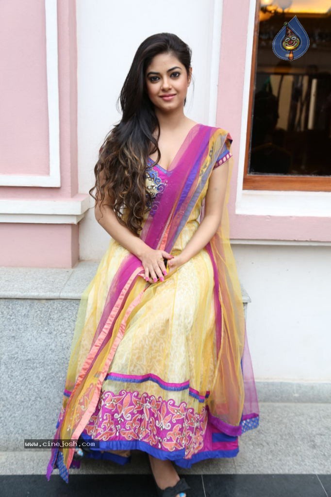 Meera Chopra Latest Stills - 70 / 74 photos