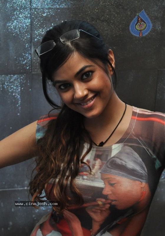 Meera Chopra New Stills - 28 / 39 photos