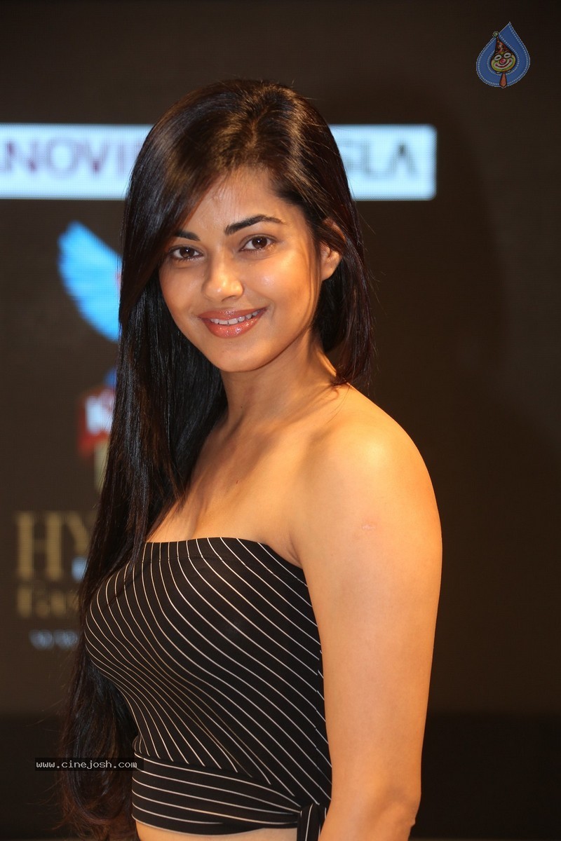 Meera Chopra New Stills - 23 / 72 photos