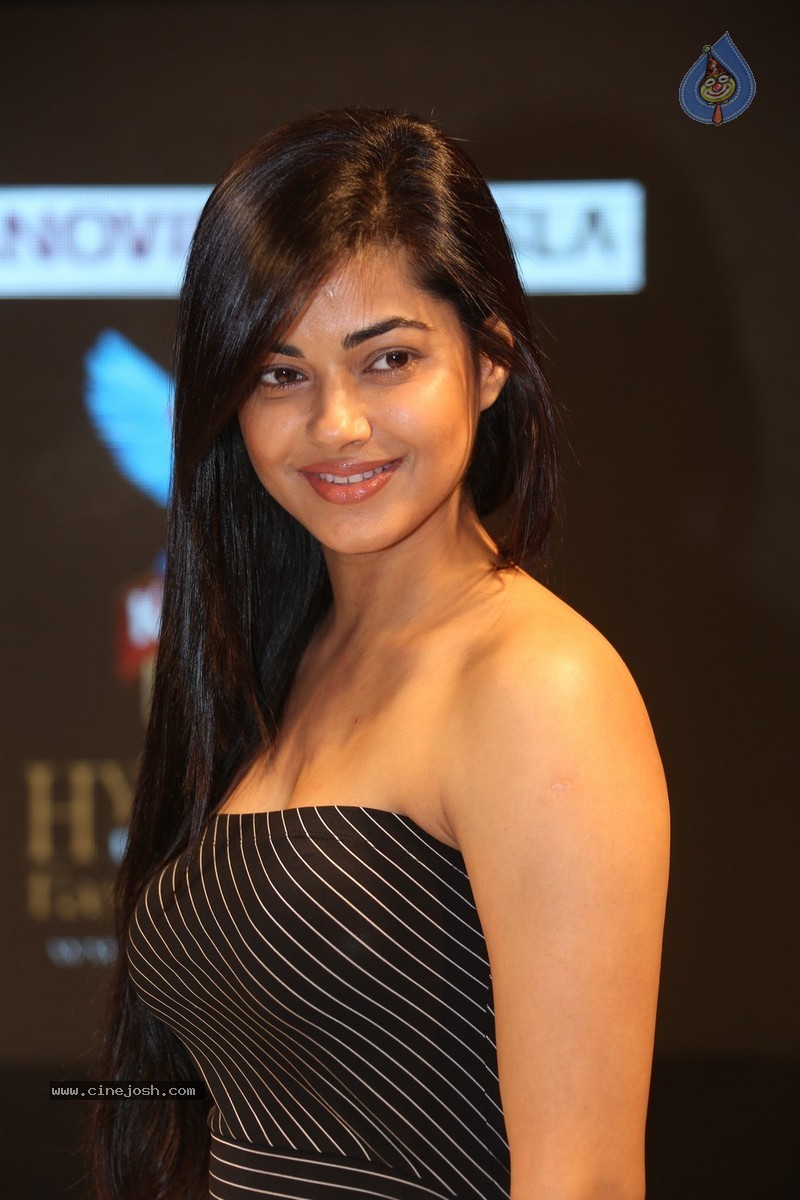 Meera Chopra New Stills - 72 / 72 photos