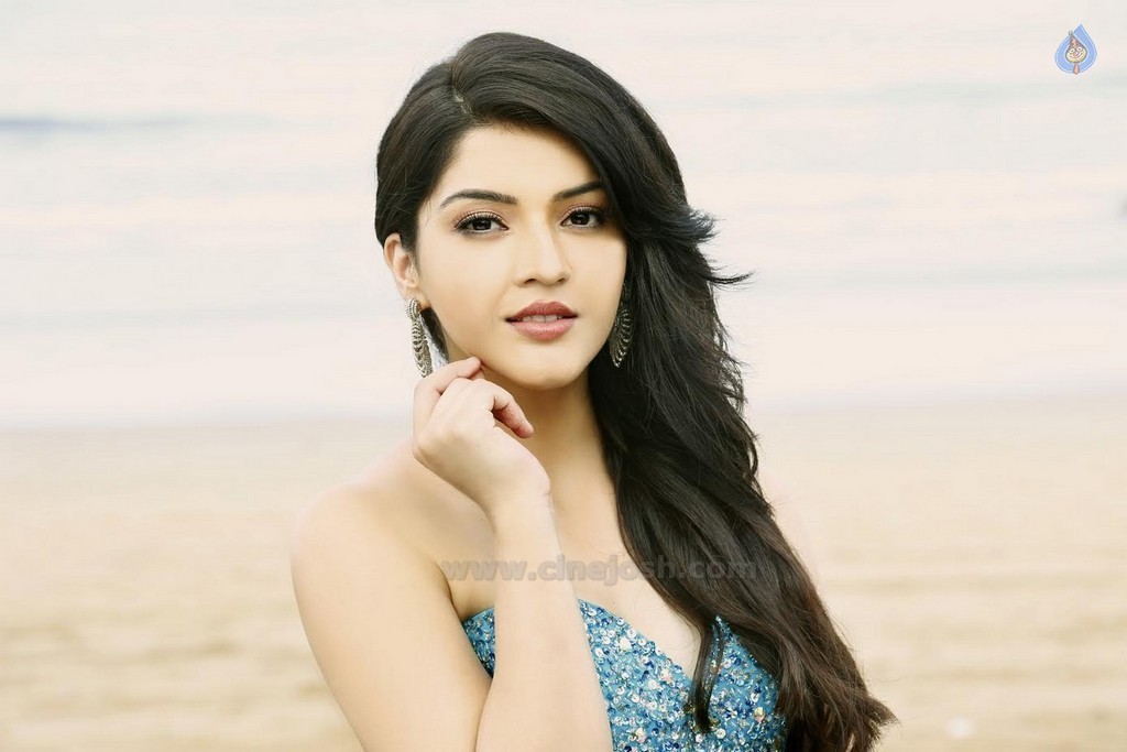 Mehreen Kaur New Gallery - 17 / 18 photos