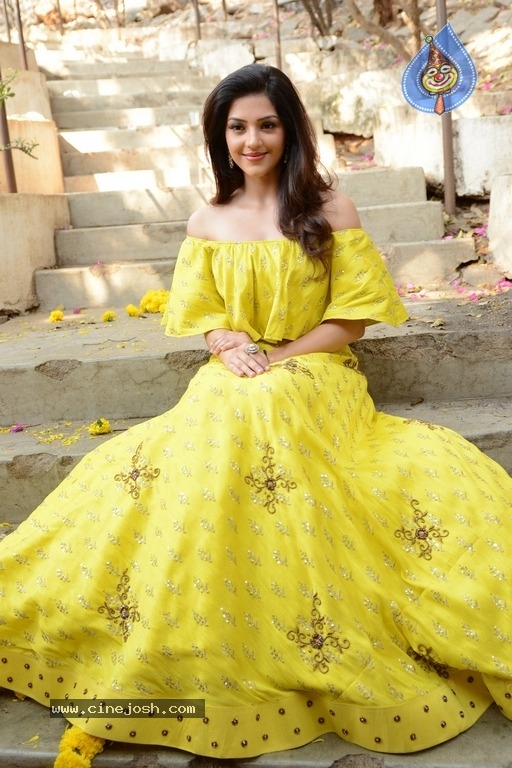 Mehreen Pirzada Latest Photos - 7 / 13 photos