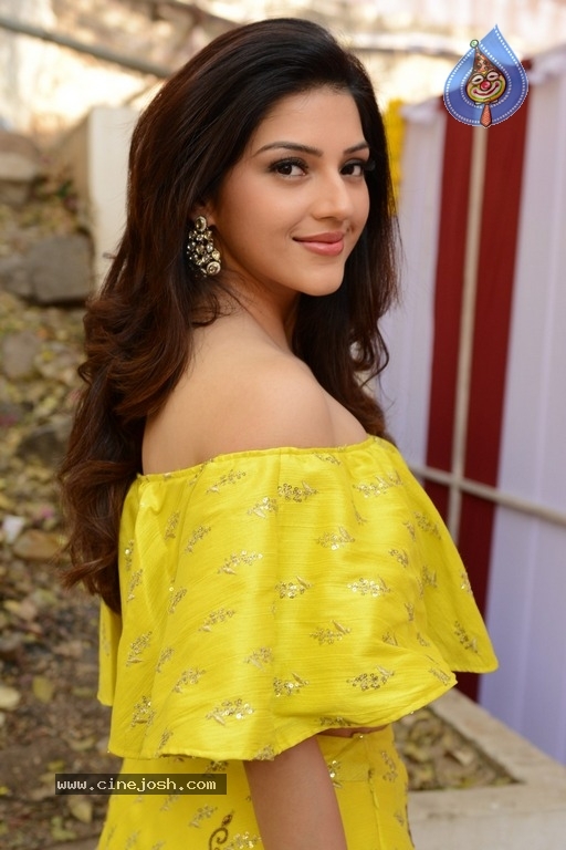 Mehreen Pirzada Latest Photos - 9 / 13 photos