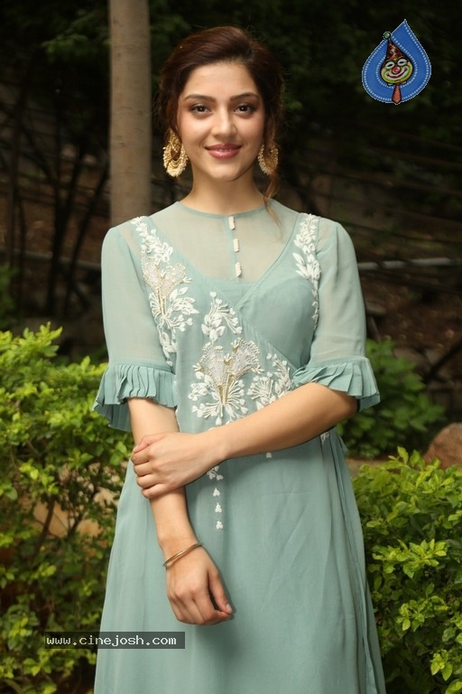 Mehreen Pirzada Pics - 4 / 9 photos