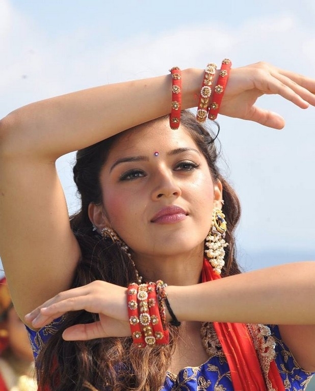 Mehrene Kaur Photos - 2 / 5 photos