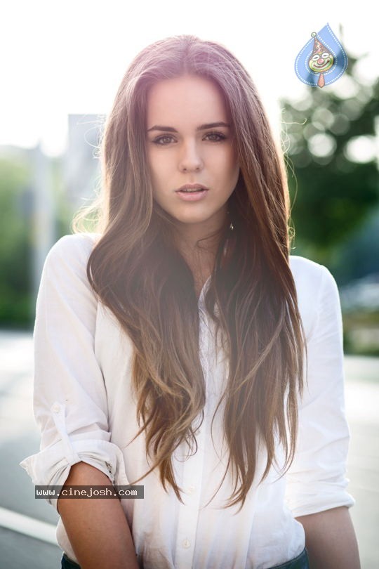 Michaela Stills - 1 / 32 photos