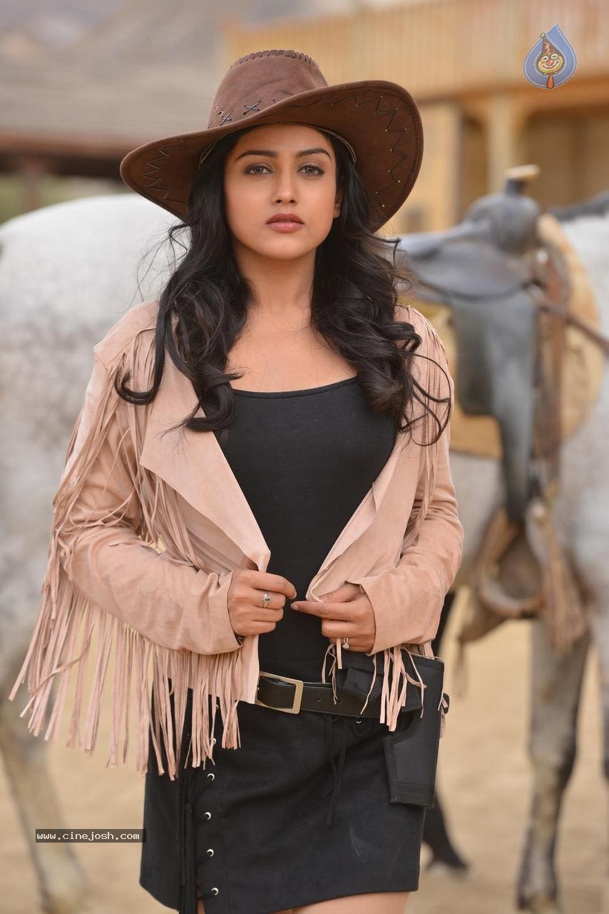 Mishti Chakraborty Gallery - 20 / 61 photos