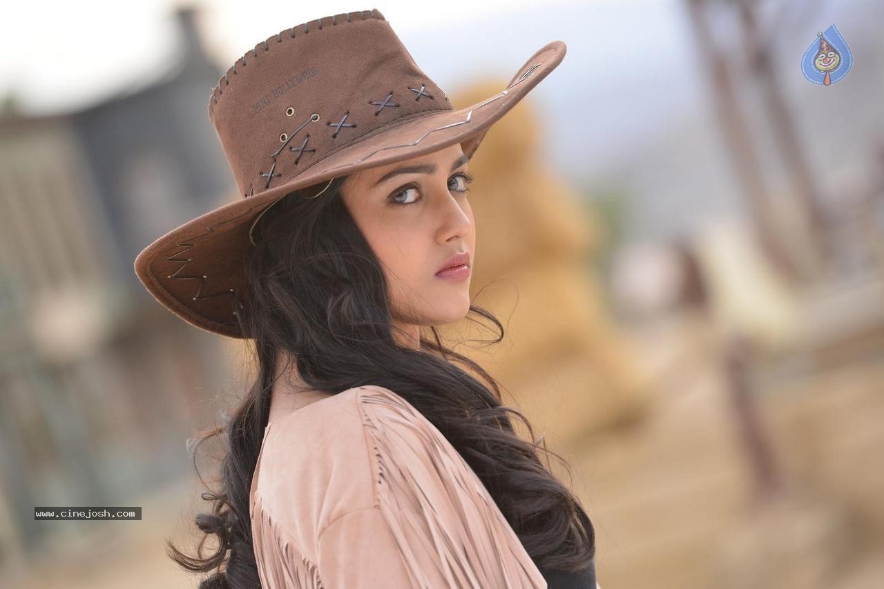 Mishti Chakraborty Gallery - 29 / 61 photos