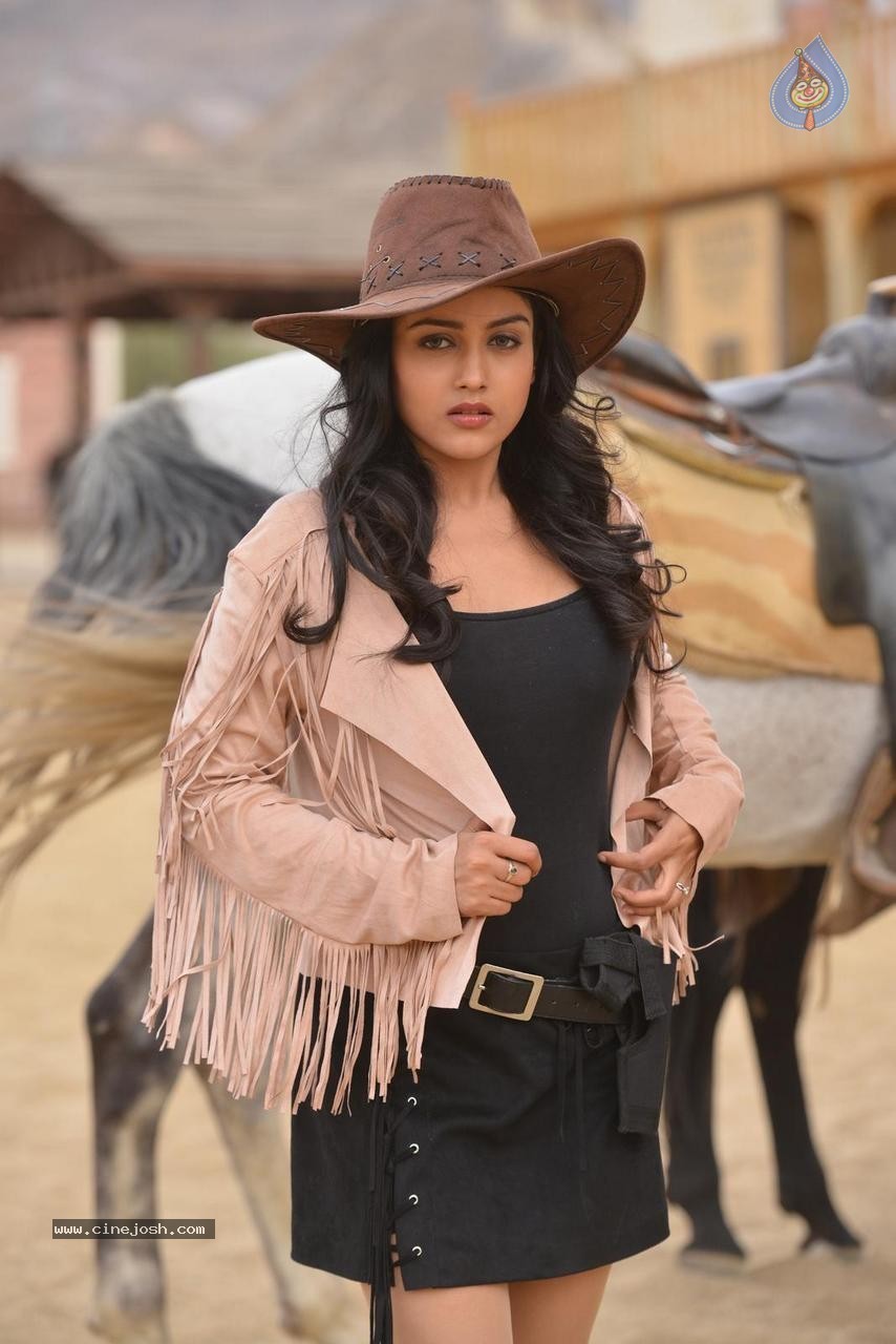 Mishti Chakraborty Gallery - 37 / 61 photos