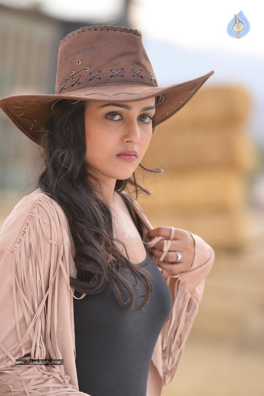 Mishti Chakraborty Gallery - 58 / 61 photos