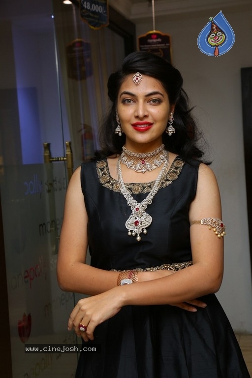 Modal Supraja Reddy Photos - 7 / 20 photos