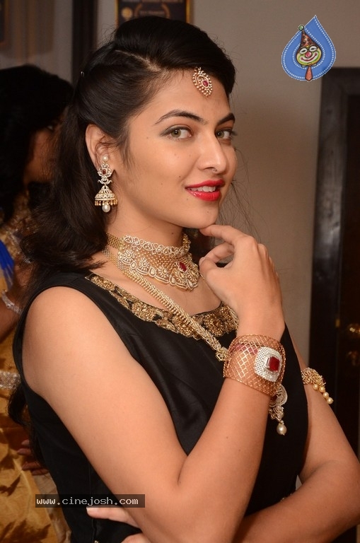 Modal Supraja Reddy Photos - 16 / 20 photos