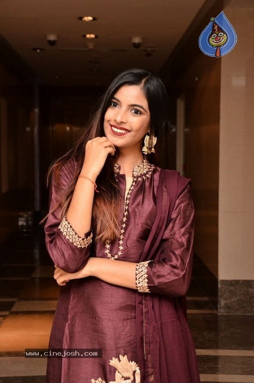 Model Kushboo Latest Photos - 10 / 15 photos